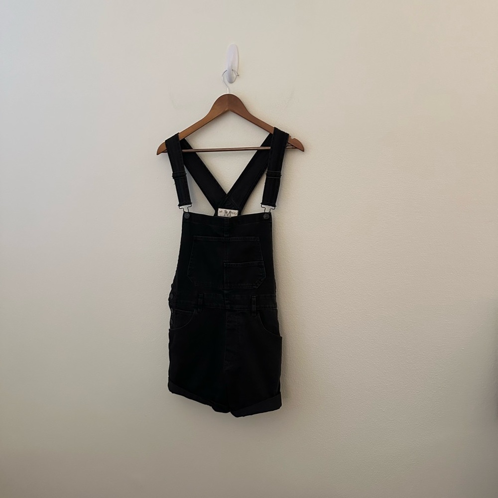 We The Free Ziggy Shortall Black Relaxed Frayed Cuff Denim Overall Shorts XS